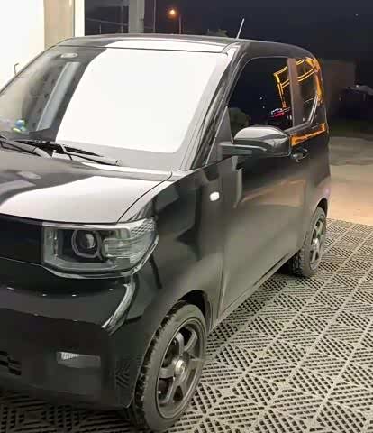 上图中就是一款被改装成了"黑武士"的宏光mini ev,它的车主不仅将宏光