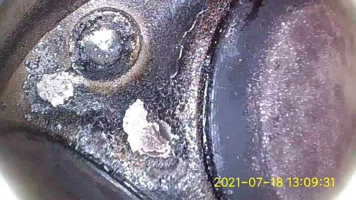 清洁后的喷油嘴被疏通明显，金属本色全部出现