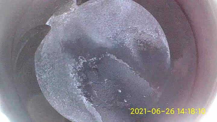 清洁前的活塞顶积碳比较多很清晰