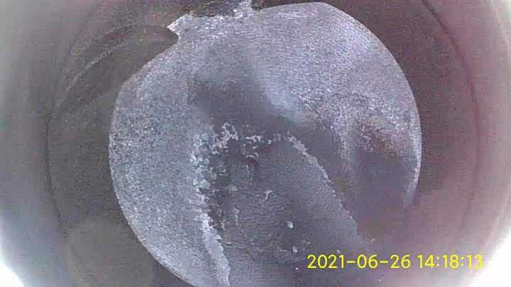 清洁前的活塞顶黑乎乎的