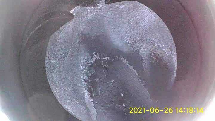 清洁前活塞的积碳确实比较黑