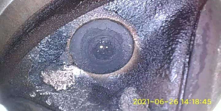 清洁前的喷油嘴积碳严重