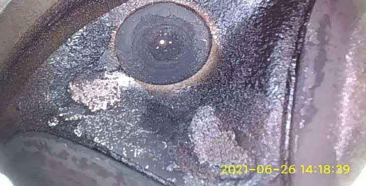 清洁前的喷油嘴被积碳覆盖，难怪感觉加速无力 6.26拍摄记录