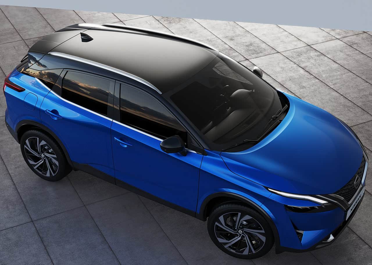 ABCD柱均采用黑色涂装，营造出悬浮车顶视觉