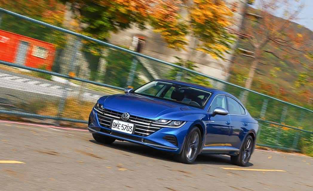 避震阻尼在低速行驶下可能会觉得稍硬，但在提高车速后却得到了软硬适中的Q弹感