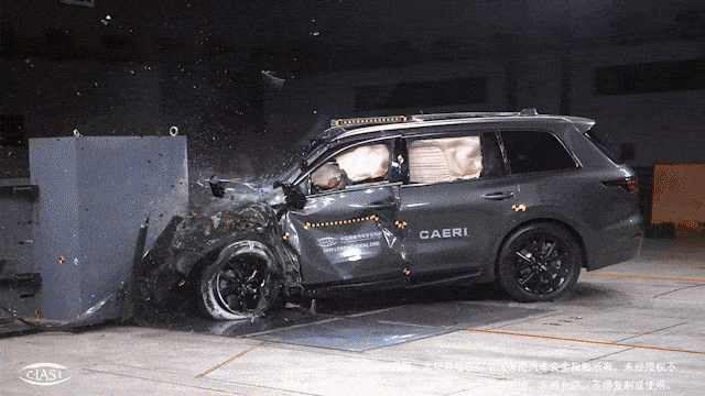 理想ONE小偏置碰撞车内回放，A柱部位缺乏气囊保护