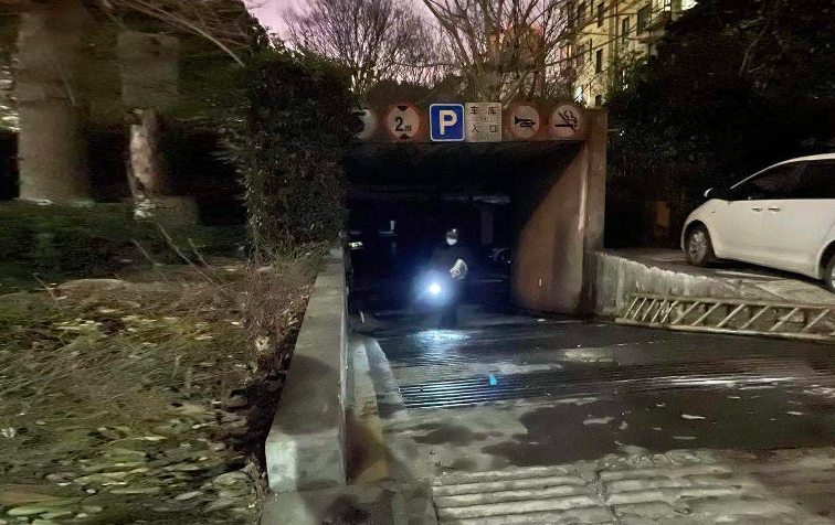 上海1月19日特斯拉Model3起火爆炸事故地库现场