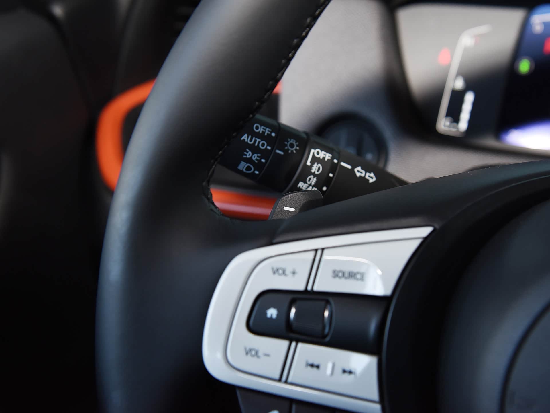 请注意藏在方向盘后方的换挡拨片/引自汽车之家图库