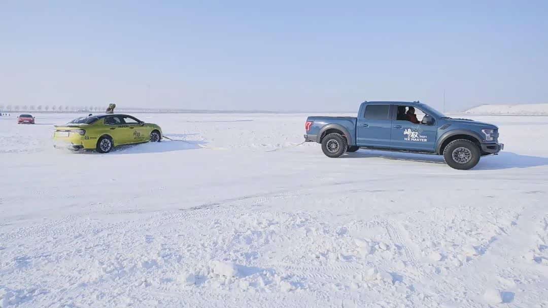 上了雪墙下不来，呼叫救援