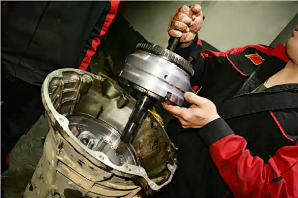 拆卸吉普大指挥官变速箱内部配件