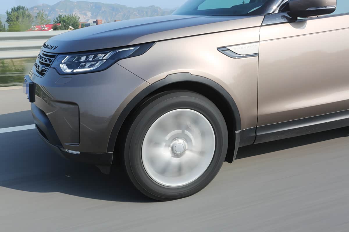 抛弃原厂轮胎，采用马牌最新的AX6系列AT胎，尺寸为255/55 R20