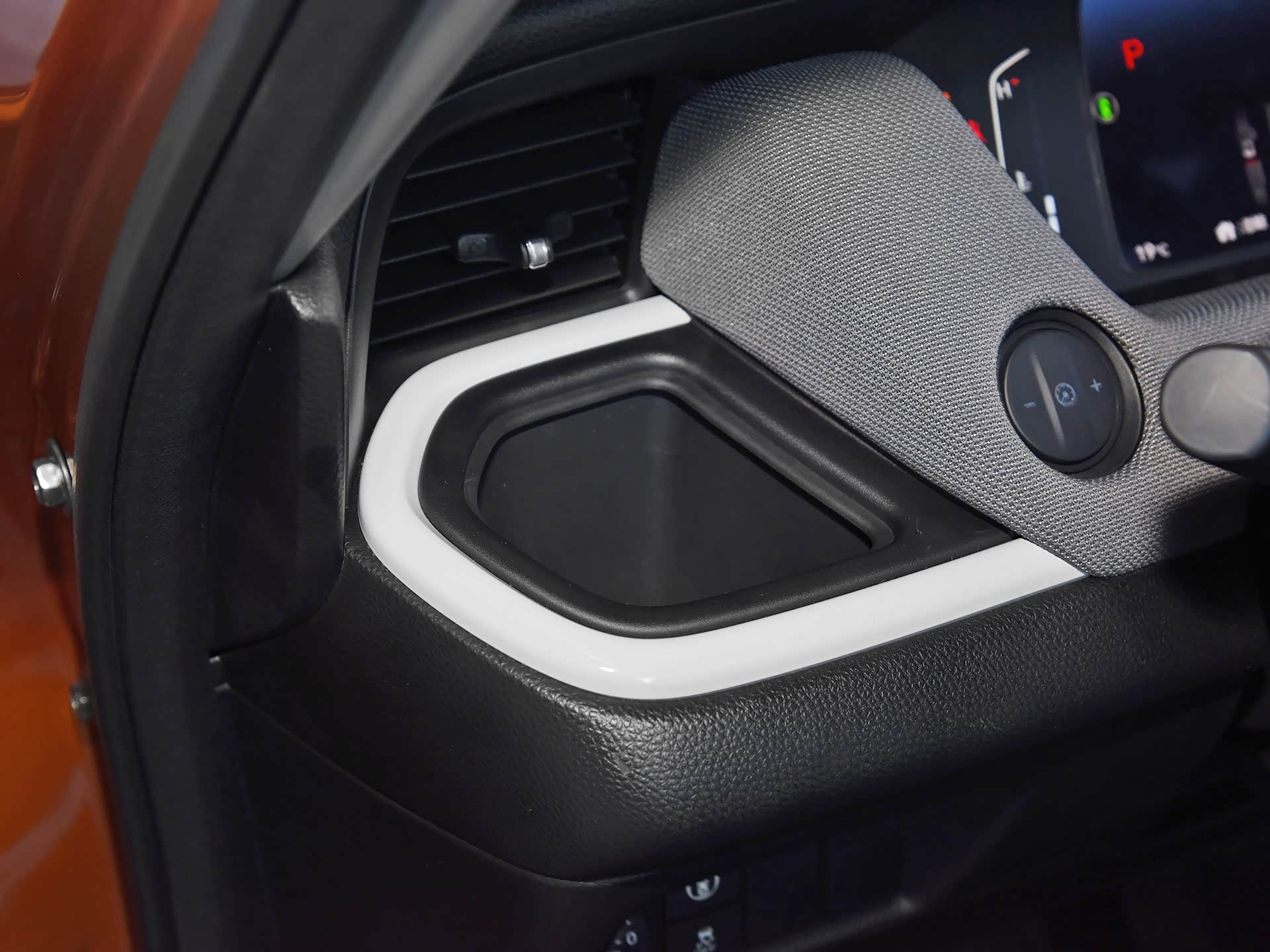 中控台最左侧的杯托，位于空调出风口的下方，设计很贴心/引自汽车之家图库