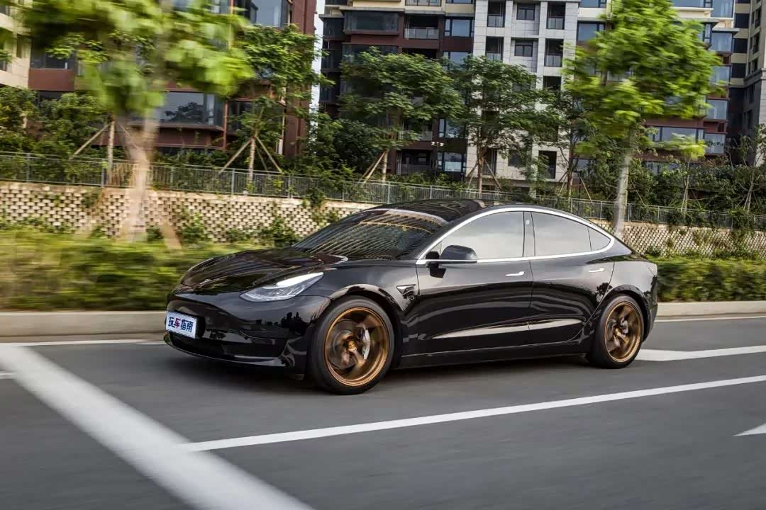特斯拉model3改装实拍,车主花1万多升级轮毂,回头率十足