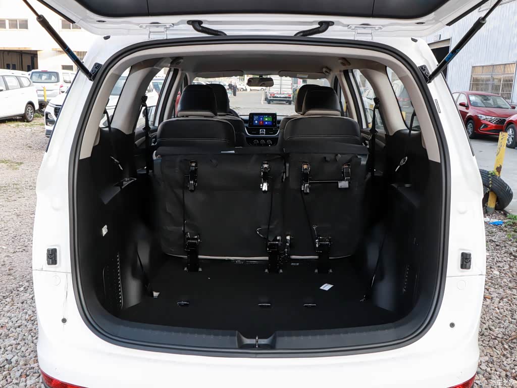 但2+2+3式车型的行李箱兼容度比较受限制，无法提供较满意的装载空间