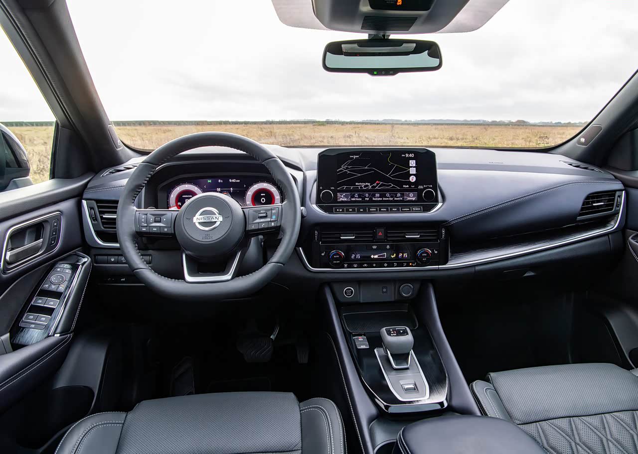 新款采用悬浮式中控屏，相比旧款内嵌式的，不单更美观了，也避免了要低头才能看和操作的尴尬。