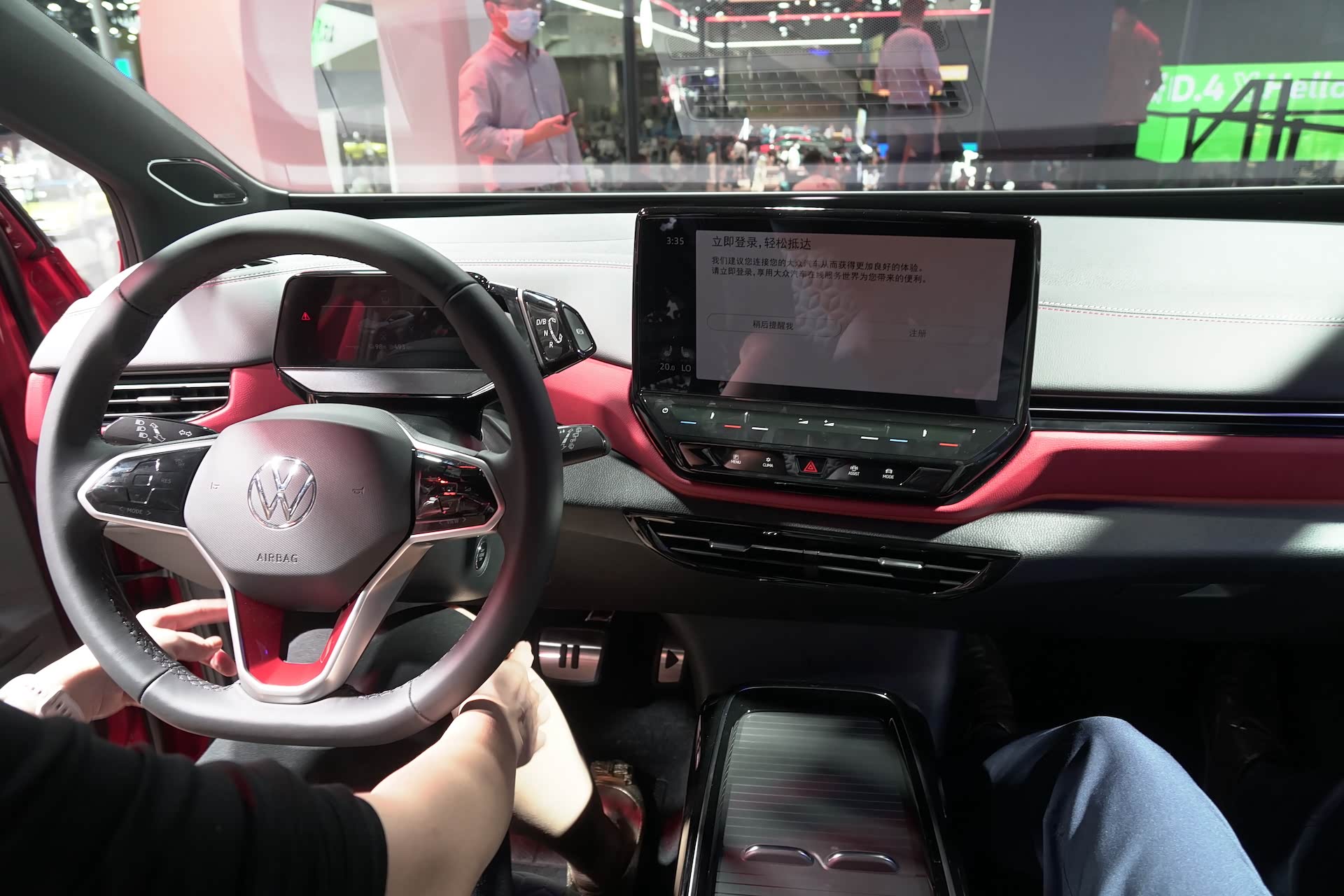 小仪表盘、大中控屏，空调控制是触控式的