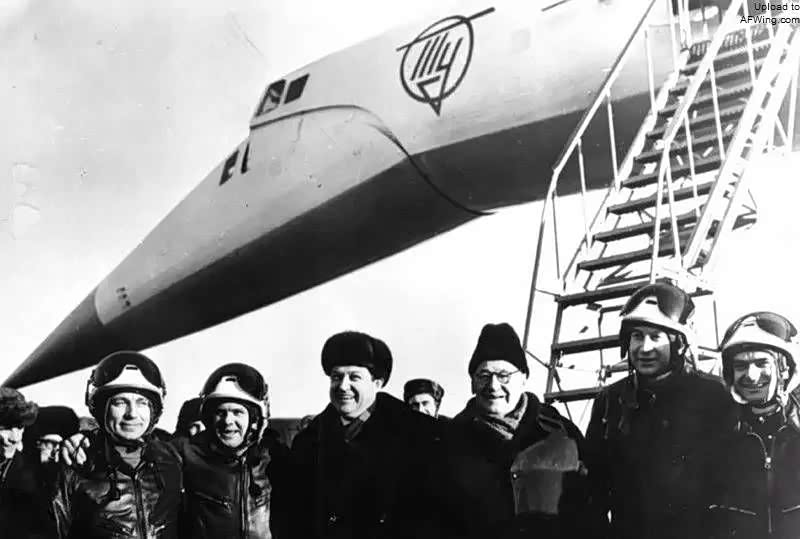 图中左数第三位为图-144总设计师阿列克谢.图波列夫
左数第四位为其父安德烈.图波列夫