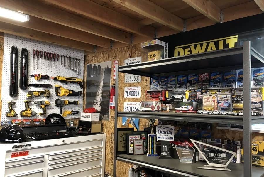 车库的一角，大大小小的奖