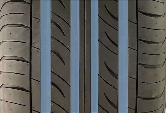 纵向沟槽与排水性密切相关，就是湿地操控性相关