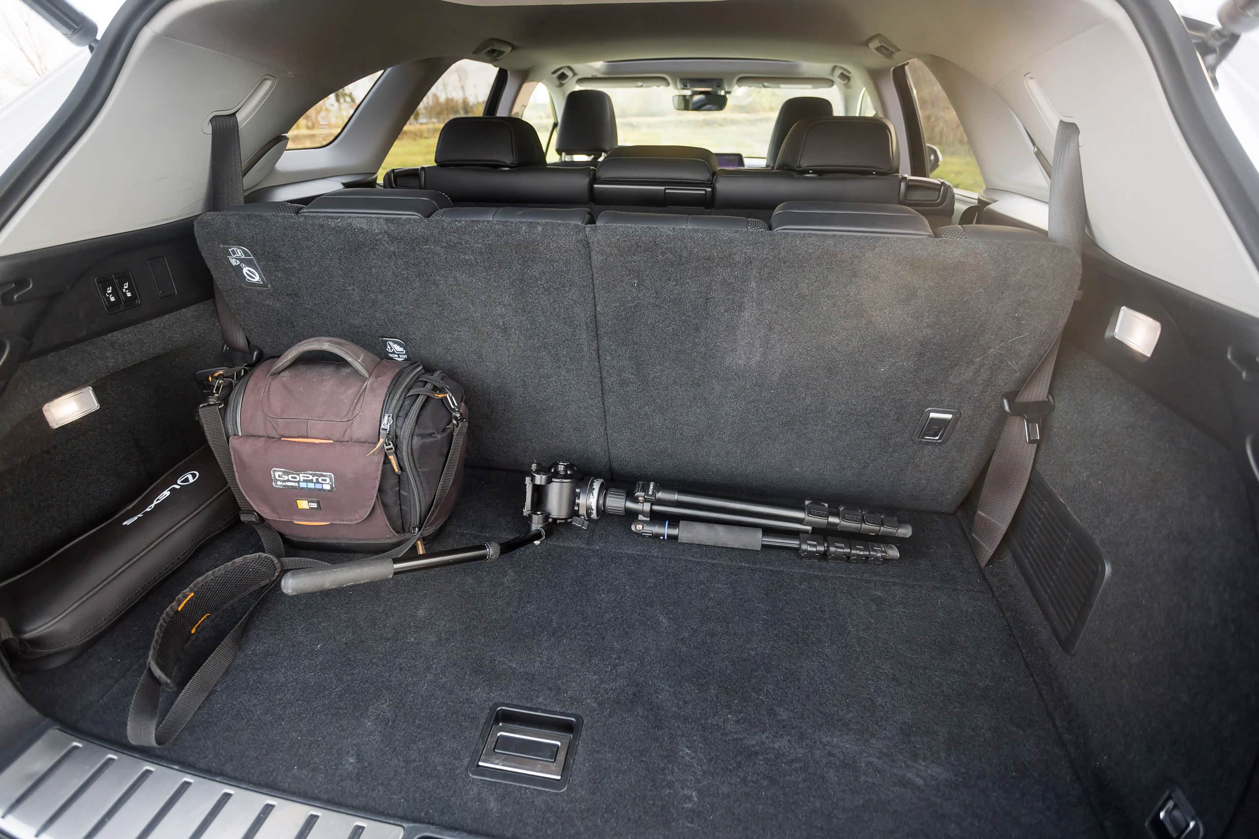 第三排座椅升起后，后备箱依然宽敞