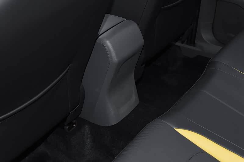 VS5全系后排乘客都无法得到任何周到的照顾，这会让侧重后排乘客感受的消费者容易产生心理抗拒