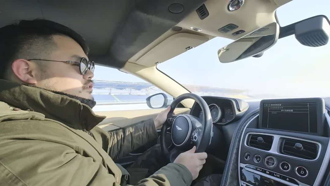 合影留念，DB11我的Dream car