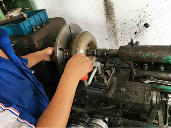 切割吉普大指挥官变速箱液力变矩器