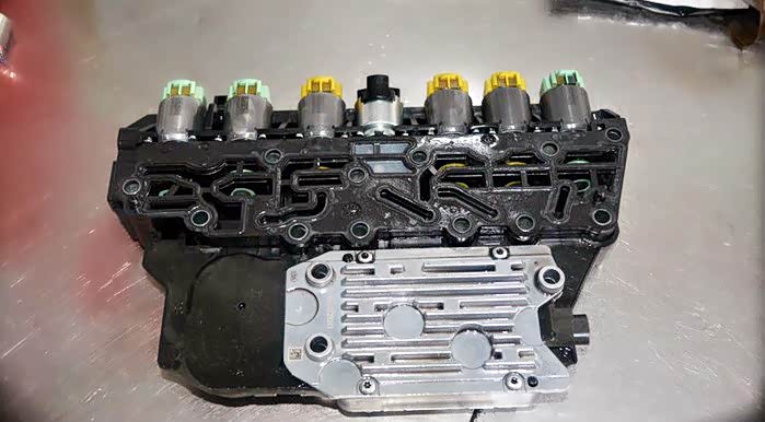 拆卸出来的变速箱电脑