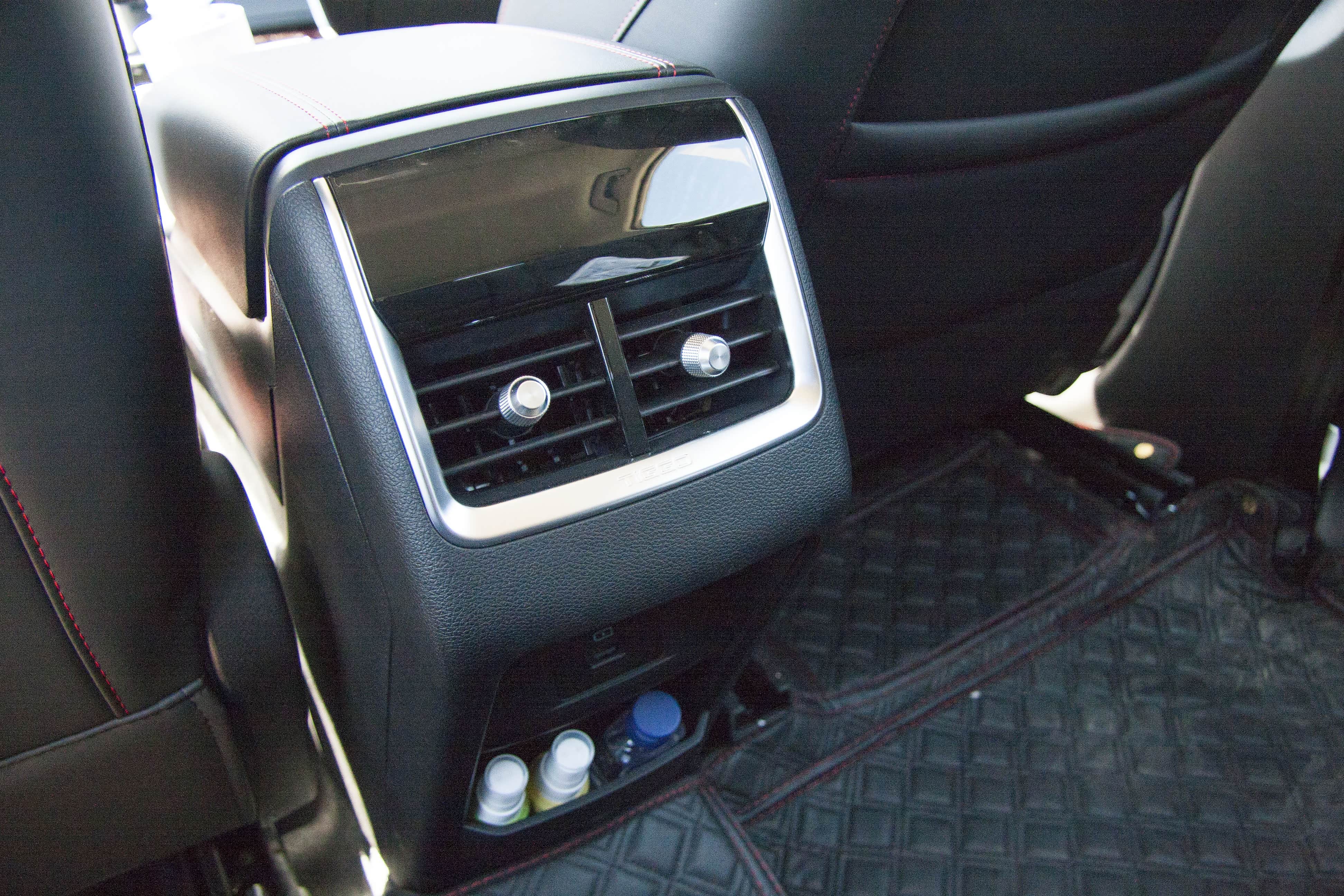 后排出风口是高能版车型的新增配置，提升后排乘坐舒适性