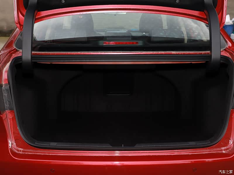 520L的后备厢空间已经是中型车级别，可惜不能放倒后排座椅进行拓展，不过现在很多轿车都这样了