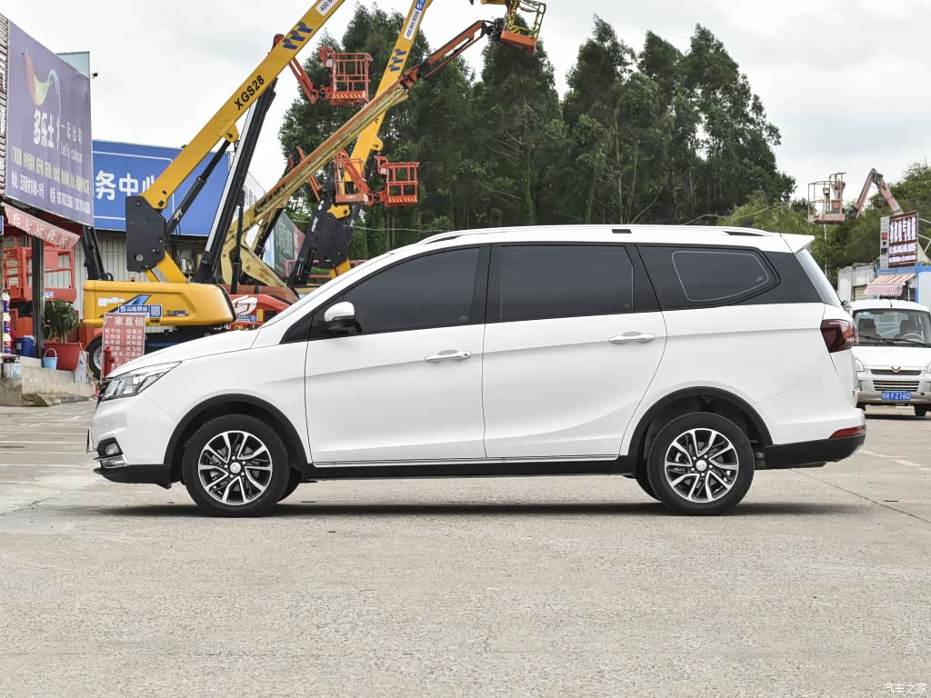 宝骏730动力与凯捷一模一样，但外观有点土，内饰也很廉价，不过很能装，是讲求实惠人士的最佳选择