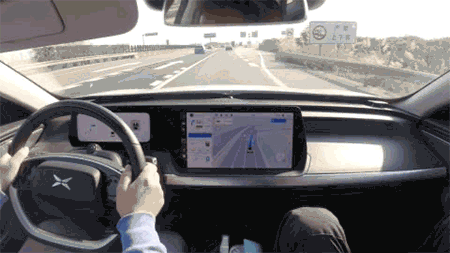 出匝道屏幕开始出现闪烁，提醒驾驶员