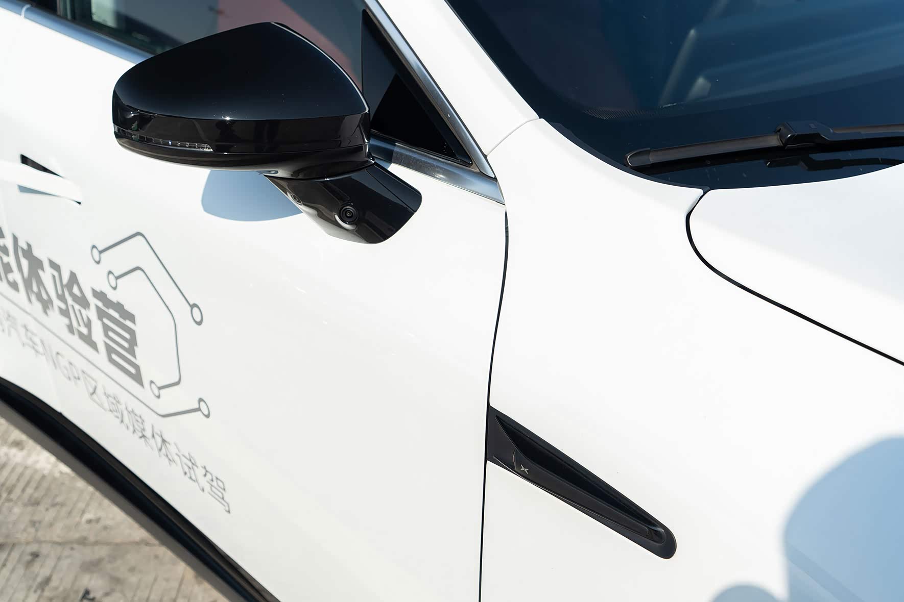 遍布车上的摄像头是其中一环