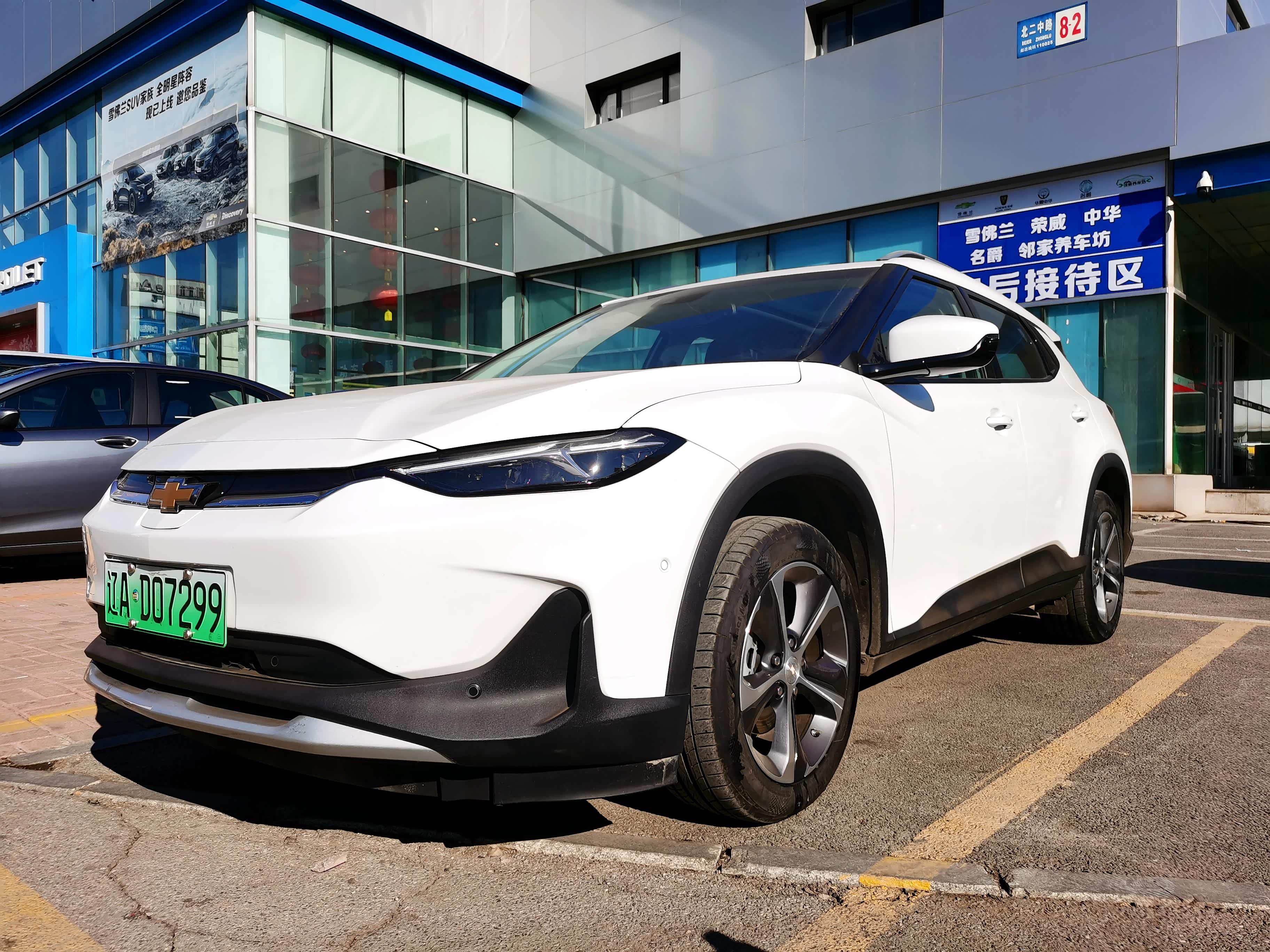 在侧身45度角上来看车子并不太显大，当然这也可能和老K这1米8、200+的身形有着，还是大个儿车较好