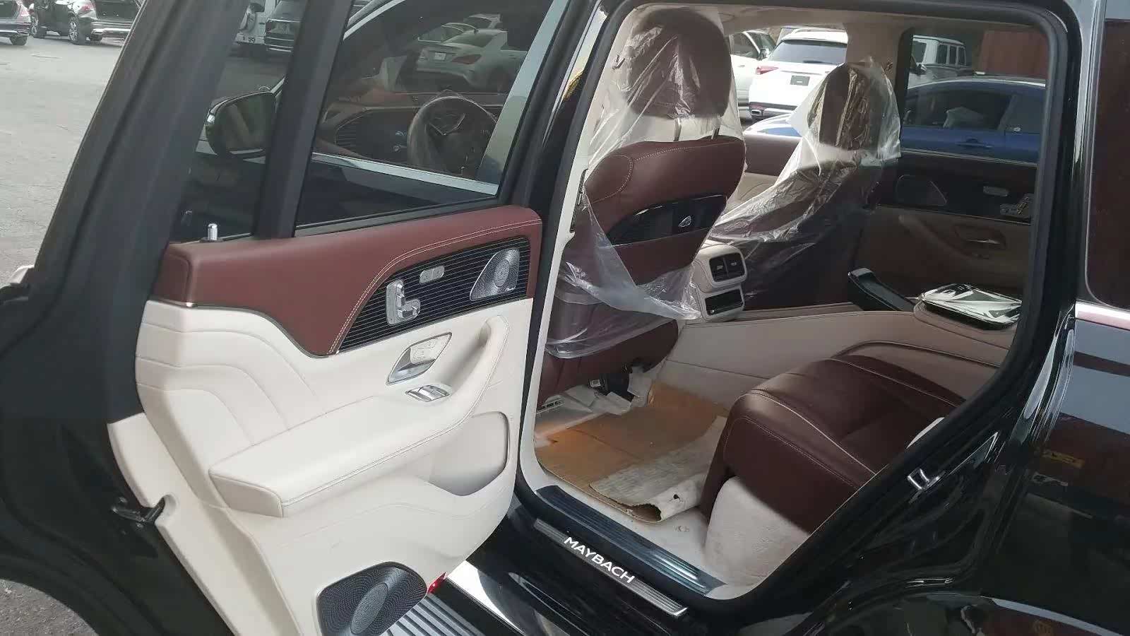 迈巴赫GLS600后排是独立行政座椅，带腿托等功能