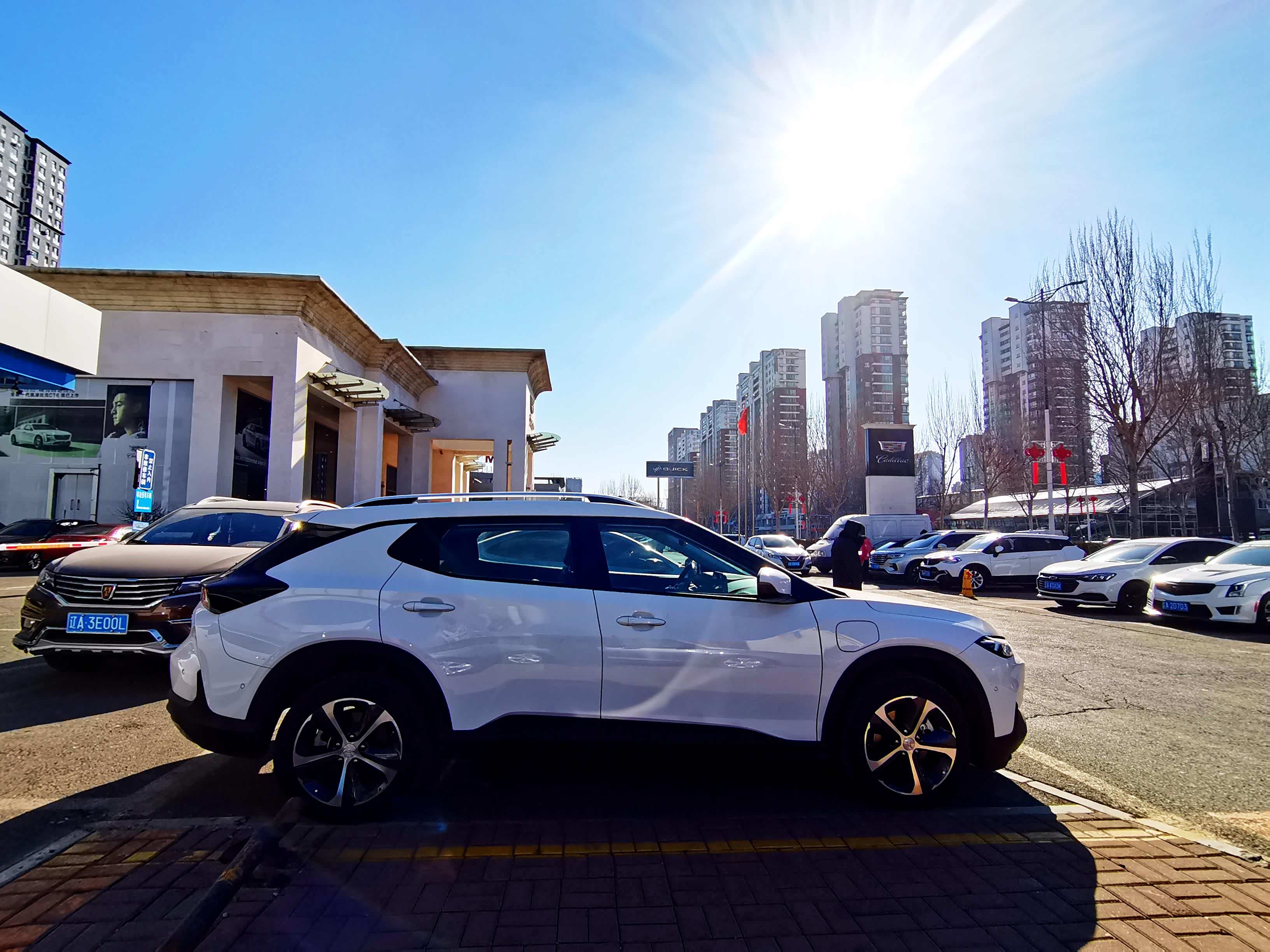 车侧的造型就相当的满意了，非常有流线感，且还保留了美式车的肌肉风格，可以给设计师加个鸡腿。