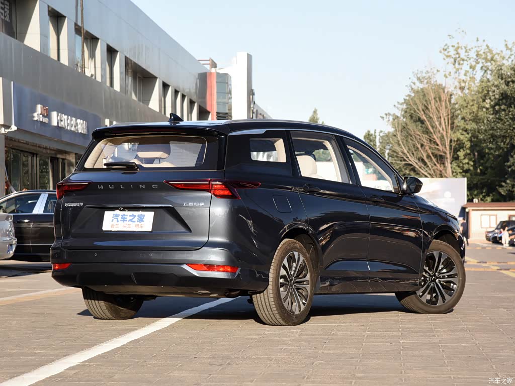 凯捷内外都时尚靓丽很多，第二排座椅舒适度卖点很高，是家庭多功能用车的不错选择，但兼容性不如730