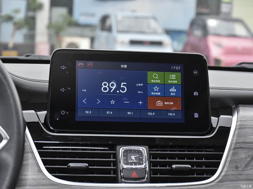 在科技时尚配置上，宝骏730仅仅提供相当基础的功能，倒是这块不起眼的石英表最实用