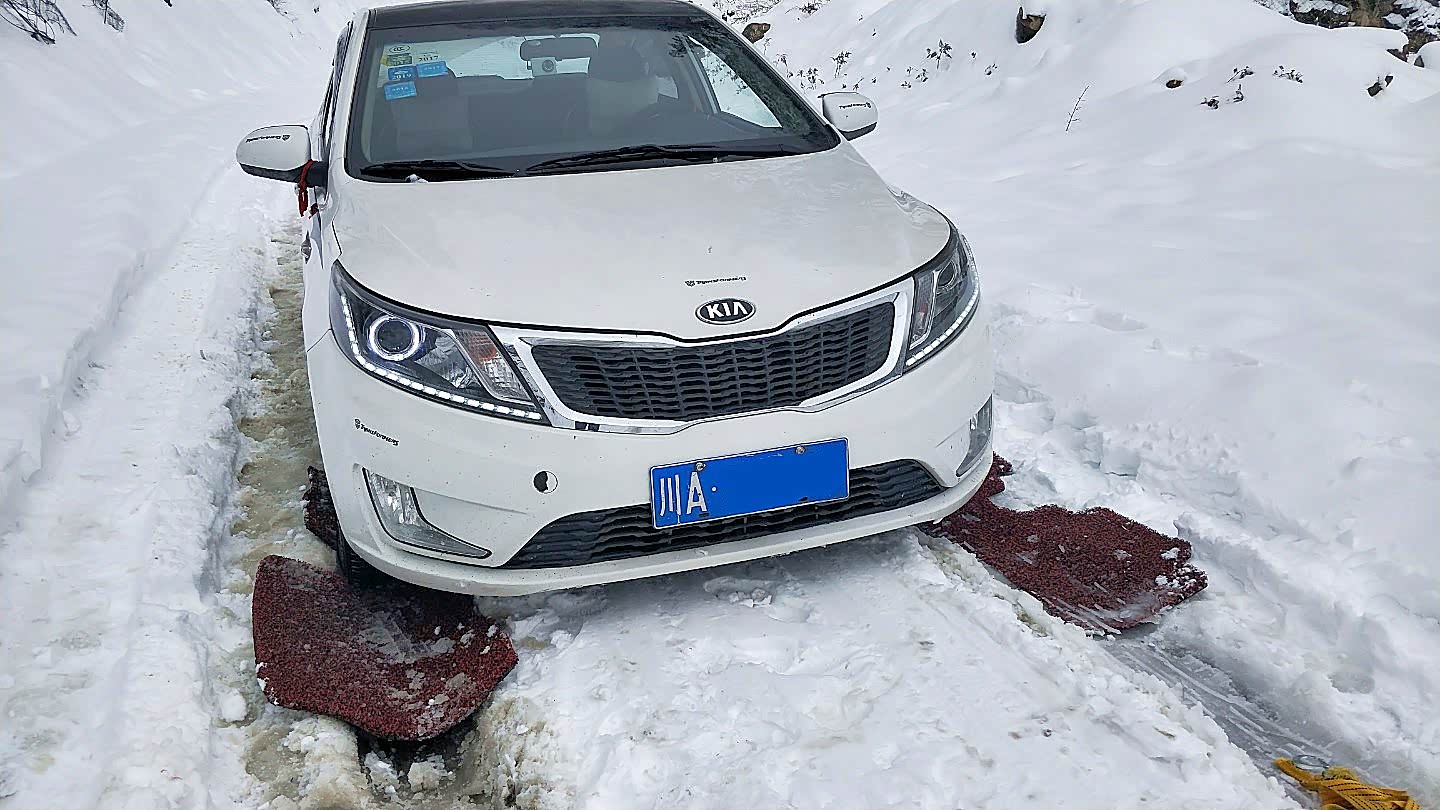 没防滑链，只有把车上的脚垫拿下来用下，增加轮胎的接触面，让轮胎使上力。