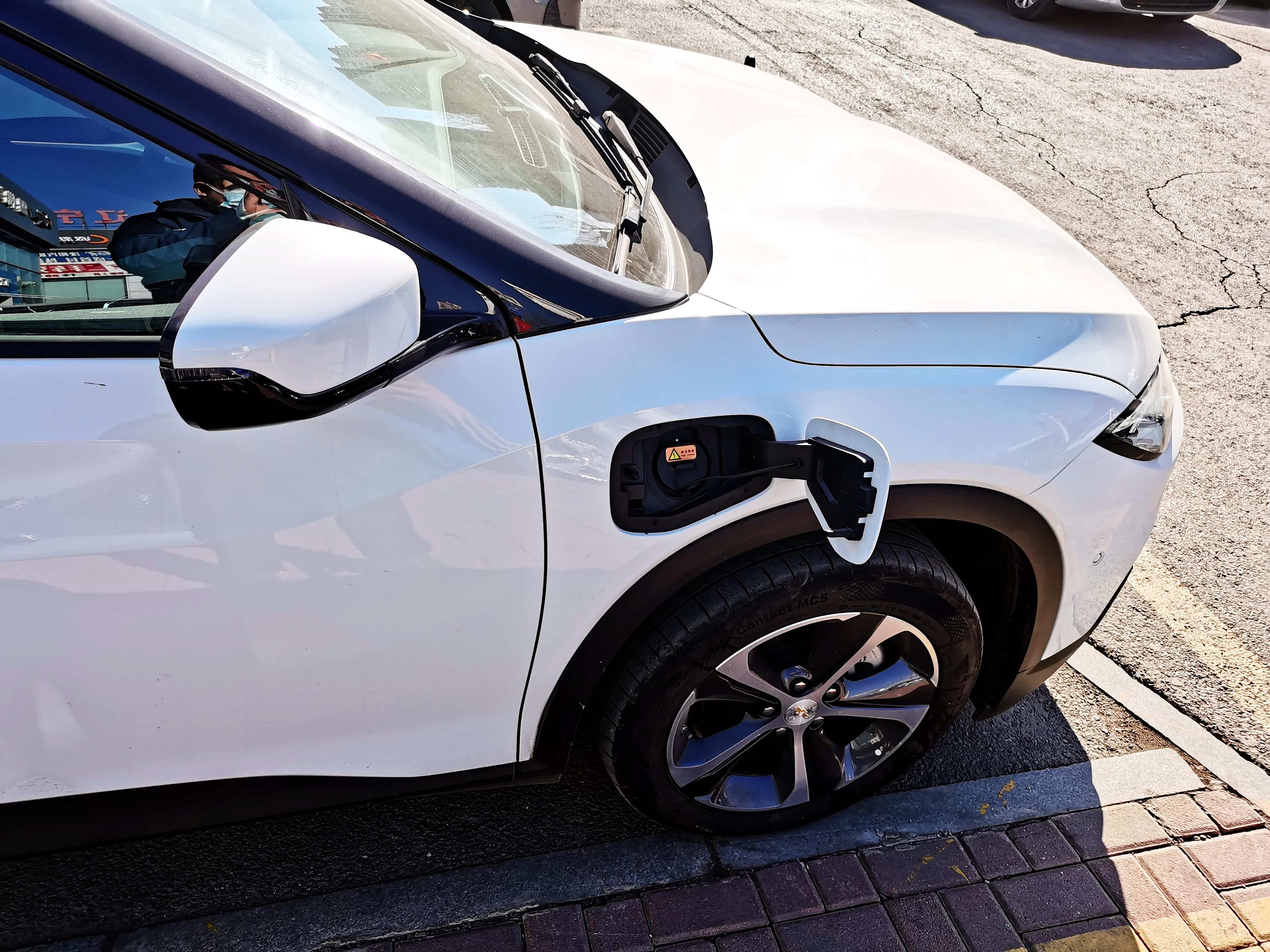 而非常有趣的事是畅巡有两种充电模式，如上图在右翼子板处的为慢充，在时间充裕的前提下，可以节省些大米。