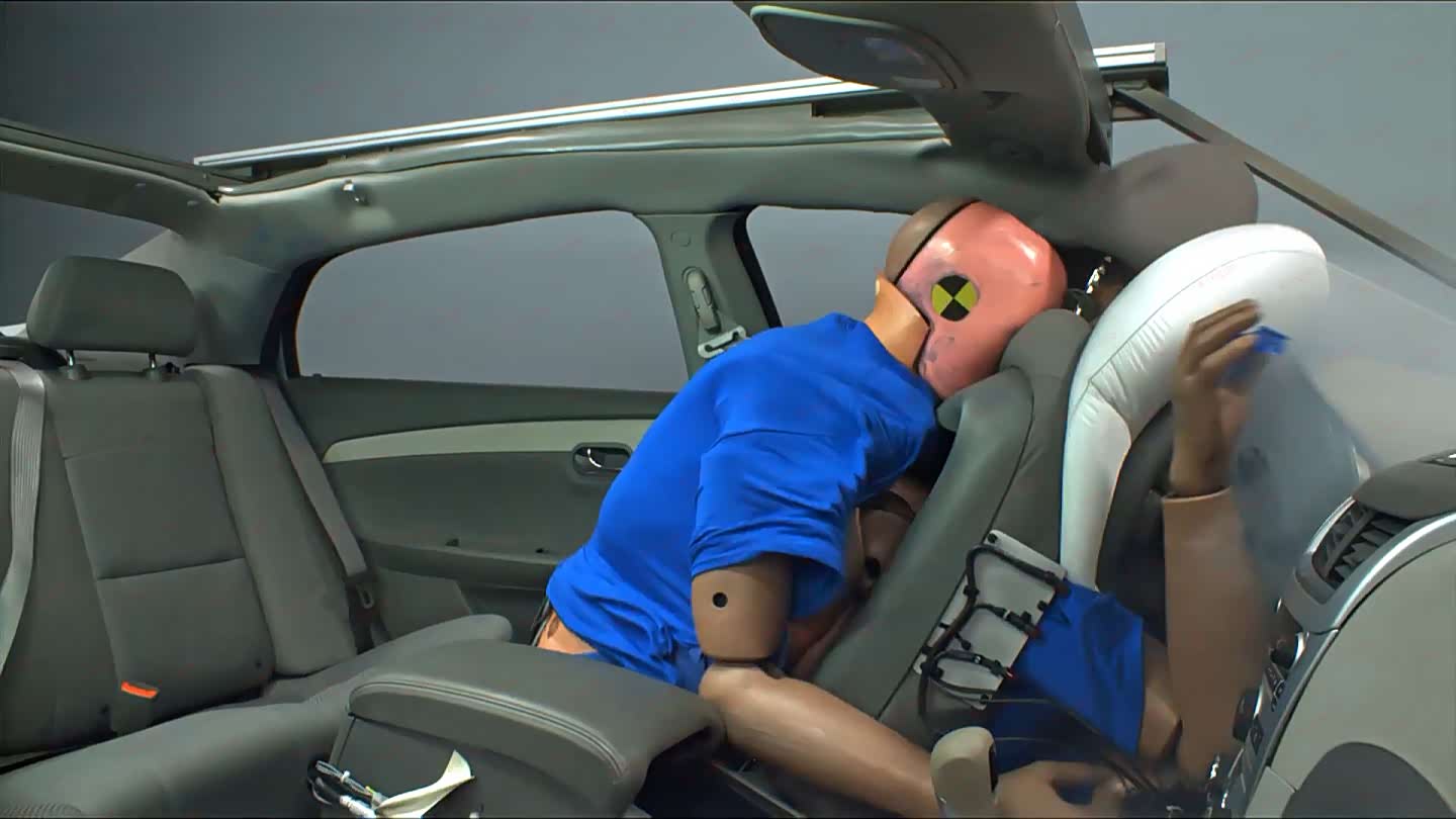 图40 56kmh后排不系安全带 源自IIHS