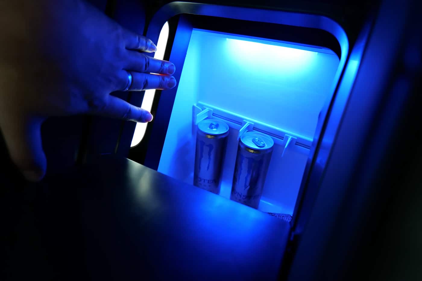 挤一挤可以放上好几听饮料