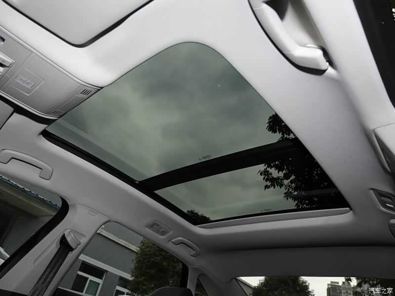 速腾1.4T产品上全系标配可开启全景天窗，这可是明锐PRO全系都没有的配置