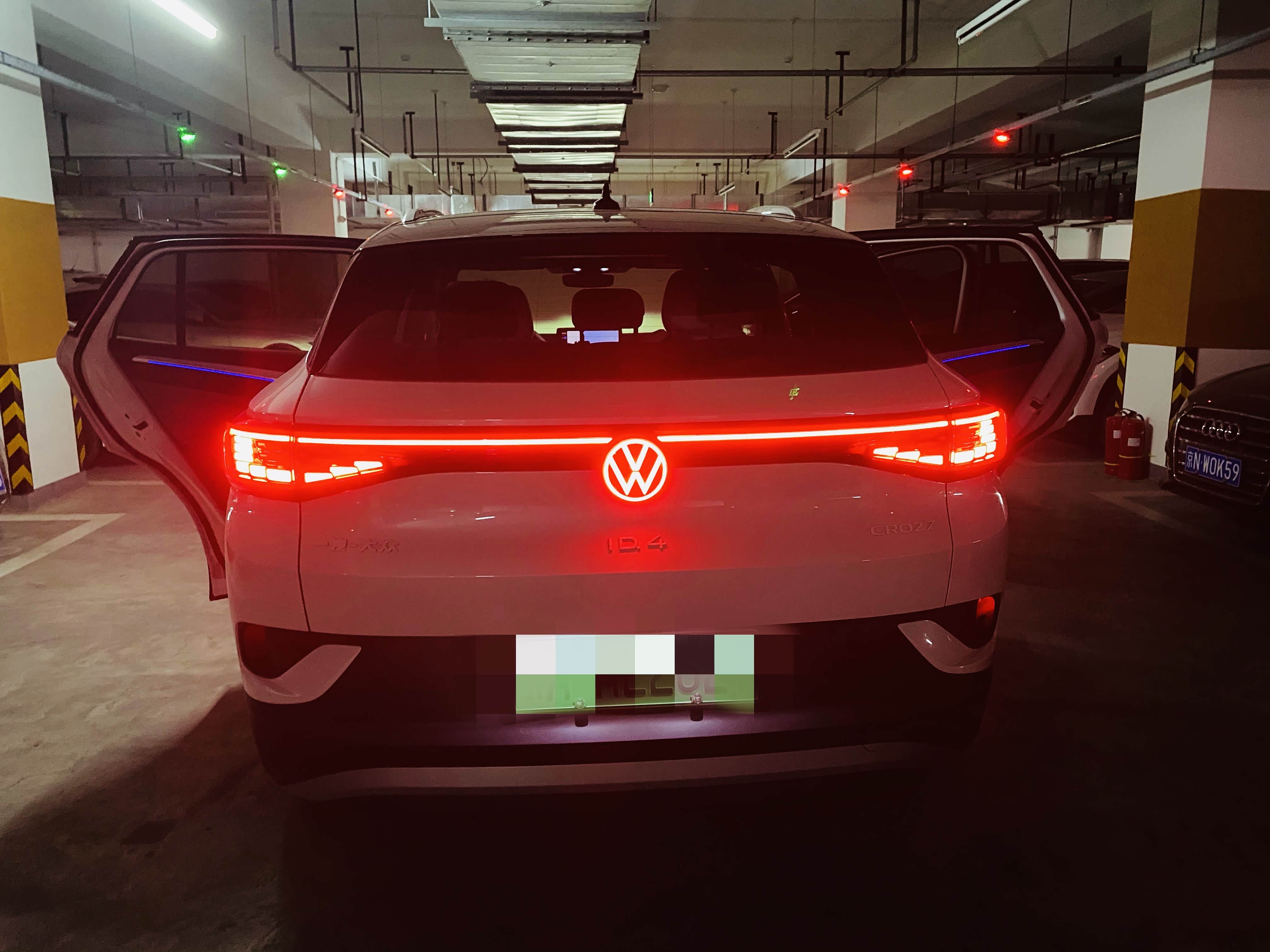 点亮状态下的车尾