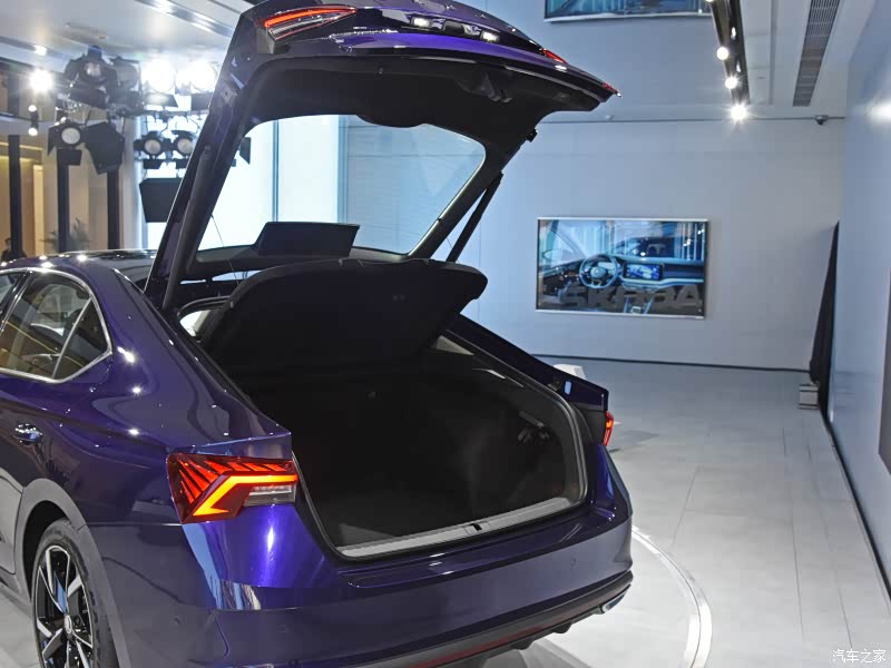 掀背式尾门不但让车身流线感强烈，在实际使用上也比传统三厢车的翻盖式好用方便