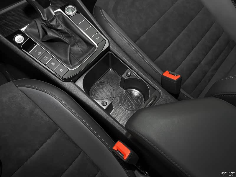 在中控台表层的储物能力设计上，速腾做得还算比较用心的