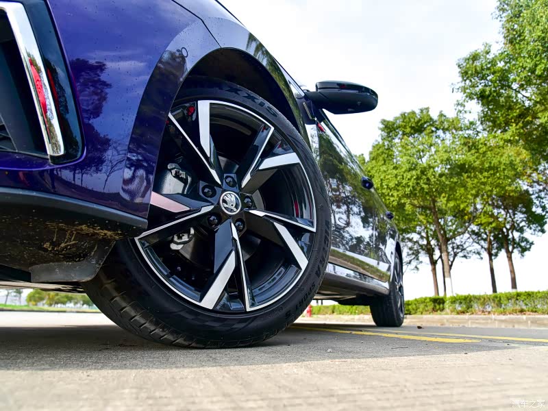 明锐PRO高配产品的轮圈样式要比速腾的动感耐看很多