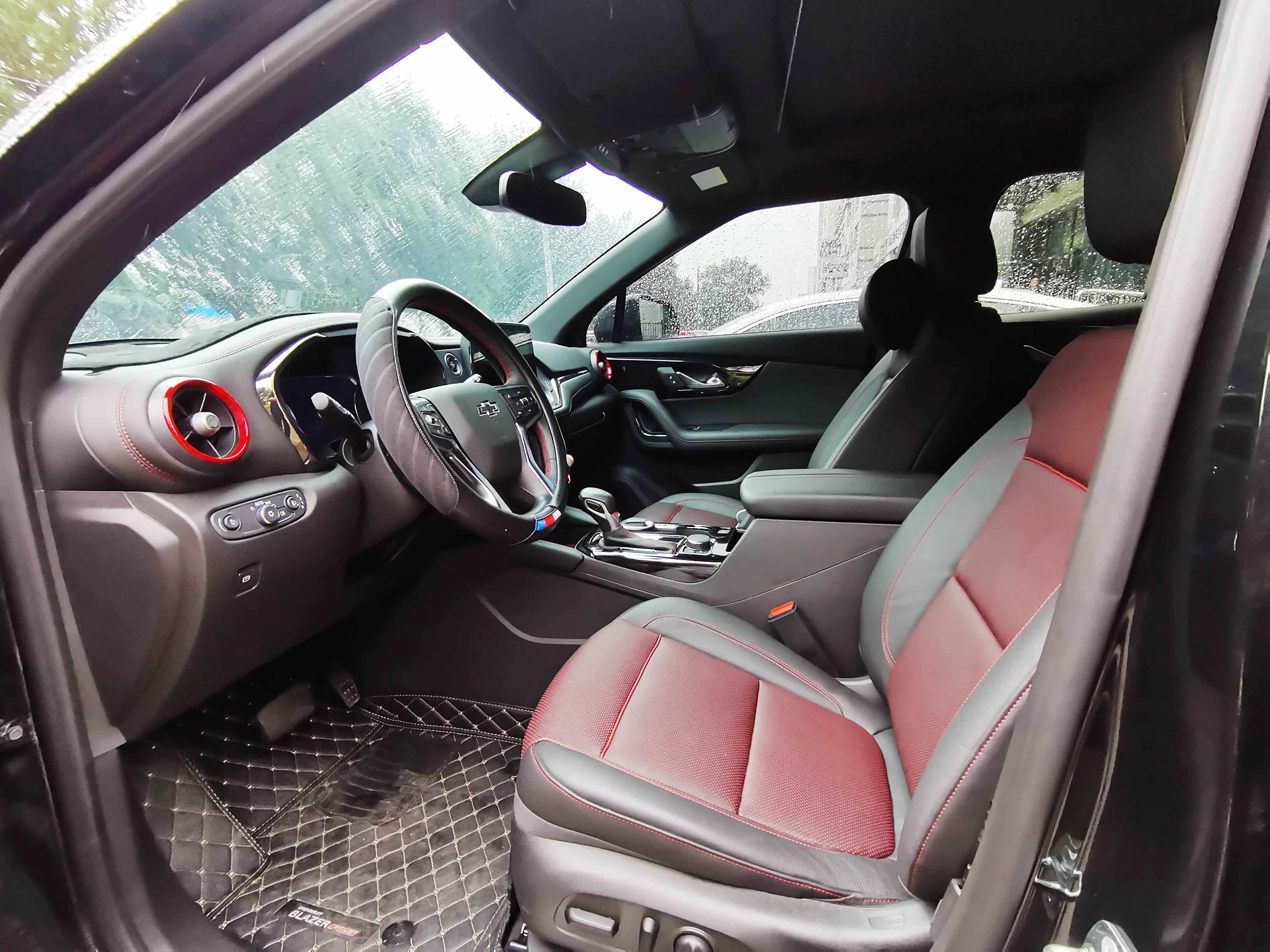 打开车门，我们准备来豁一下这台车的各项驾驶体验。