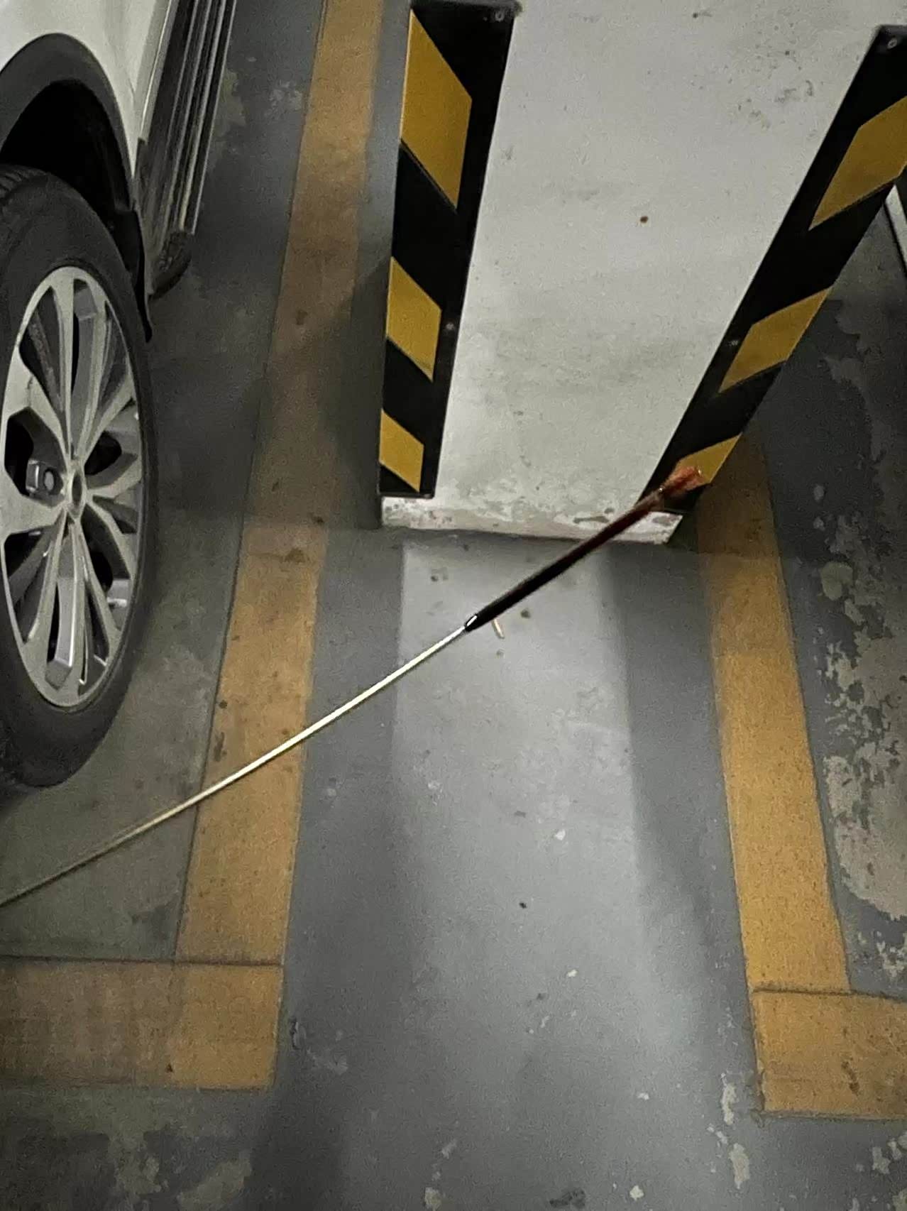 第三箱油完事后看机油尺很黑，机油又满上来了。