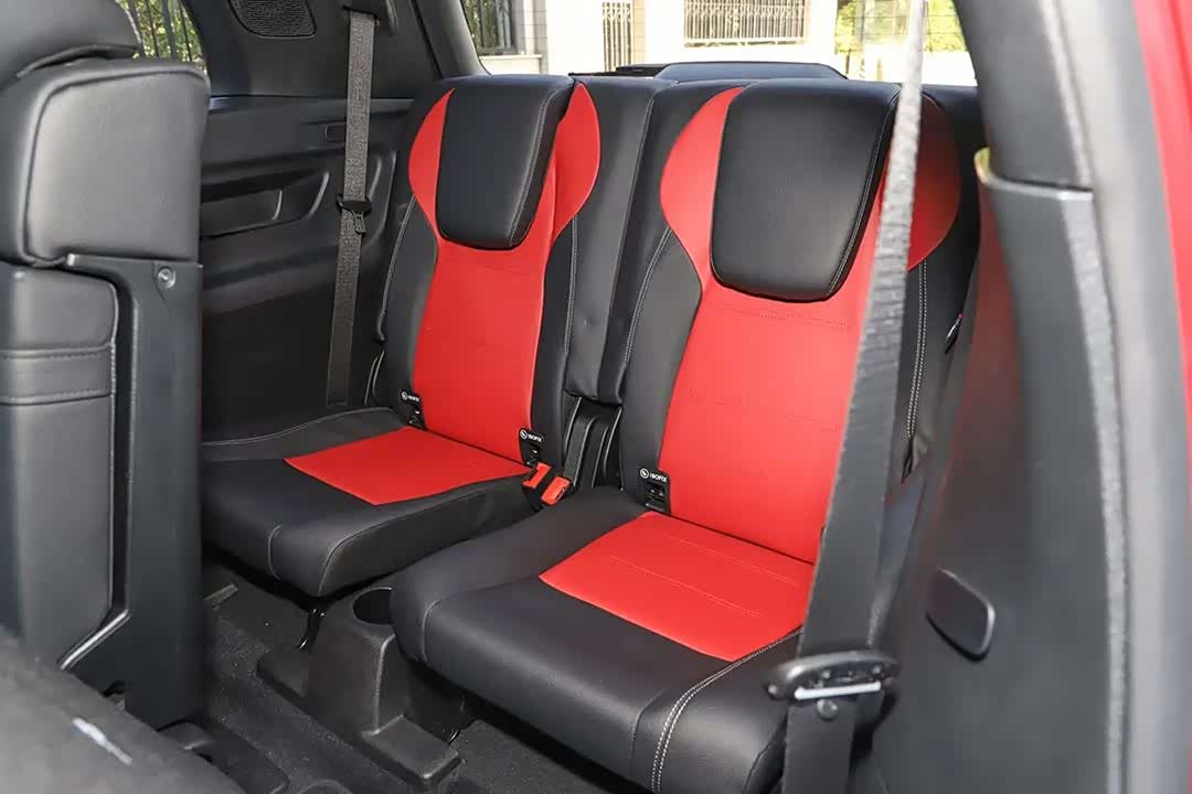 第三排座椅足以应对短途行驶